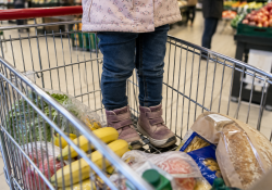 A bevásárlókocsi nem cipőtartó! – Tényleg jó ötlet utcai cipőben beleállítani a gyereket?
